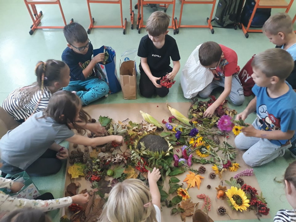 Uczniowie SP im. J. Dałkowskiego w Strzelnie korzystają z uroku jesieni