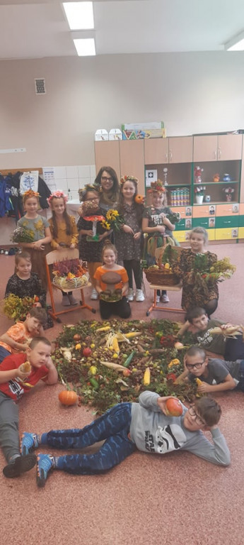 Uczniowie SP im. J. Dałkowskiego w Strzelnie korzystają z uroku jesieni