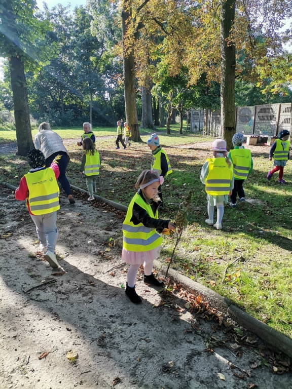 Strzeleńskie przedszkolaki uczą się bezpiecznego poruszania po drodze
