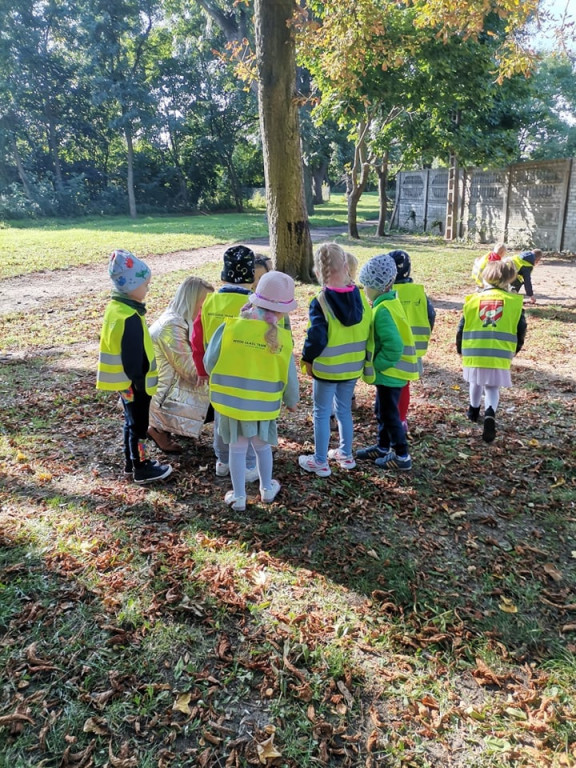 Strzeleńskie przedszkolaki uczą się bezpiecznego poruszania po drodze