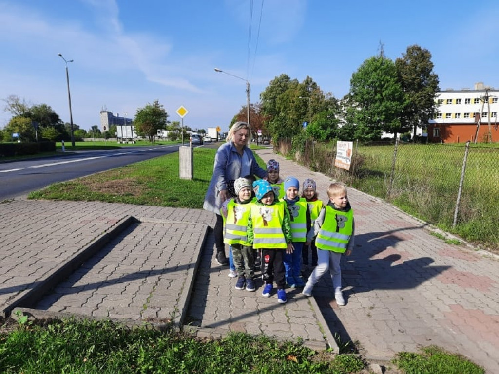 Strzeleńskie przedszkolaki uczą się bezpiecznego poruszania po drodze