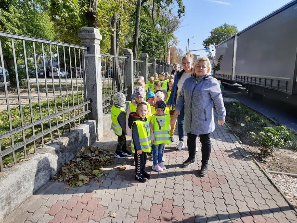 Strzeleńskie przedszkolaki uczą się bezpiecznego poruszania po drodze