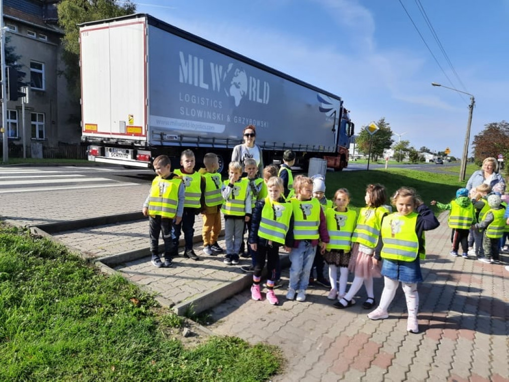 Strzeleńskie przedszkolaki uczą się bezpiecznego poruszania po drodze