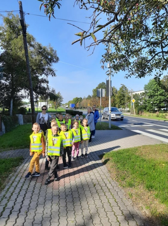 Strzeleńskie przedszkolaki uczą się bezpiecznego poruszania po drodze
