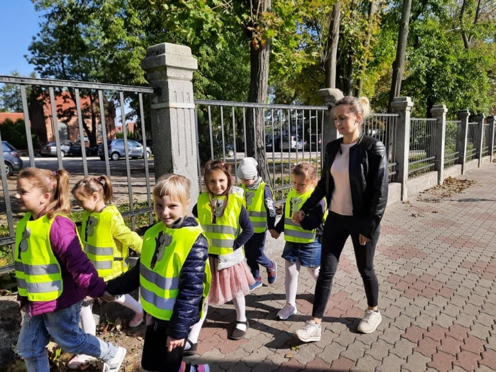 Strzeleńskie przedszkolaki uczą się bezpiecznego poruszania po drodze