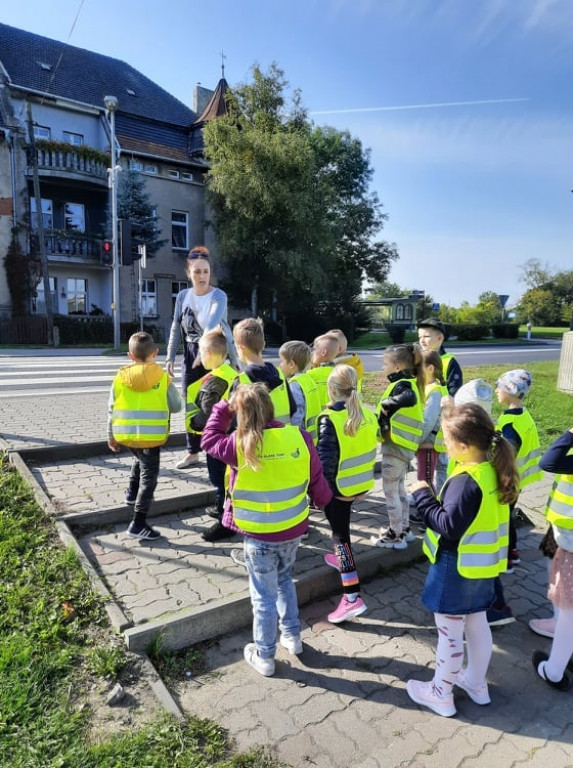 Strzeleńskie przedszkolaki uczą się bezpiecznego poruszania po drodze