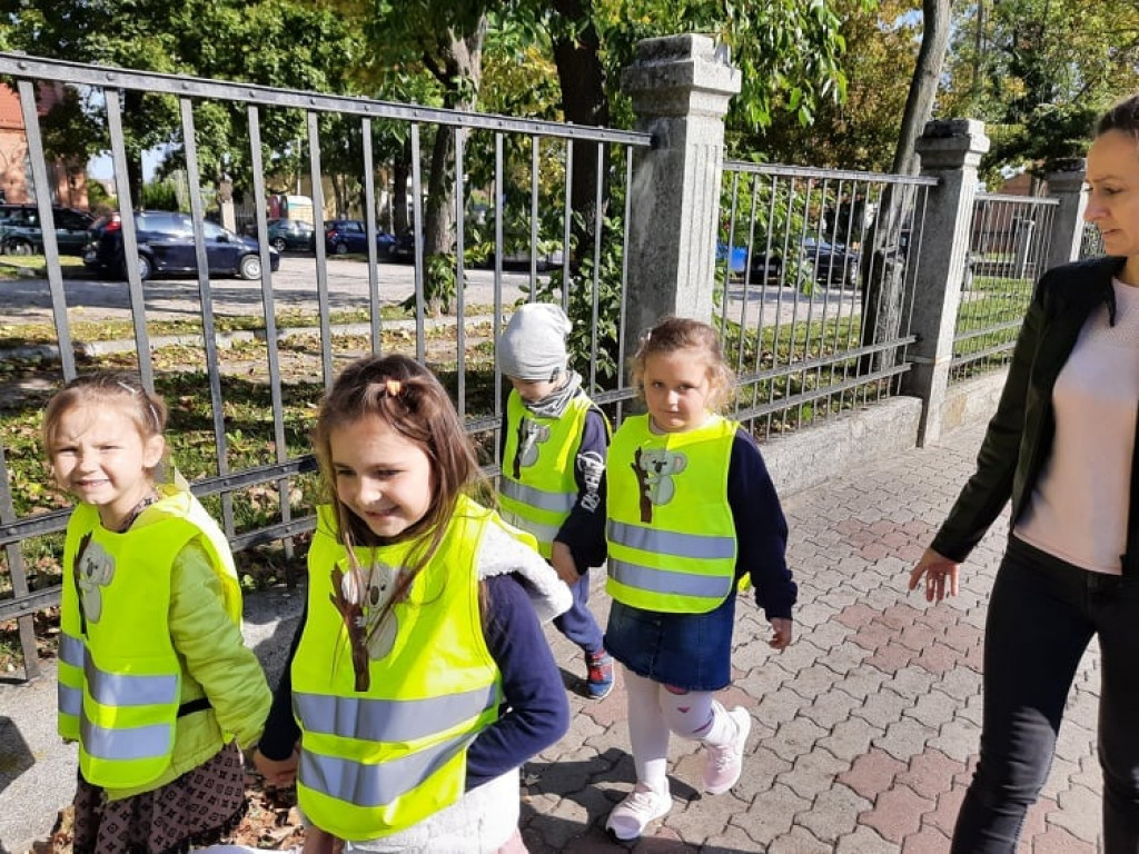Strzeleńskie przedszkolaki uczą się bezpiecznego poruszania po drodze