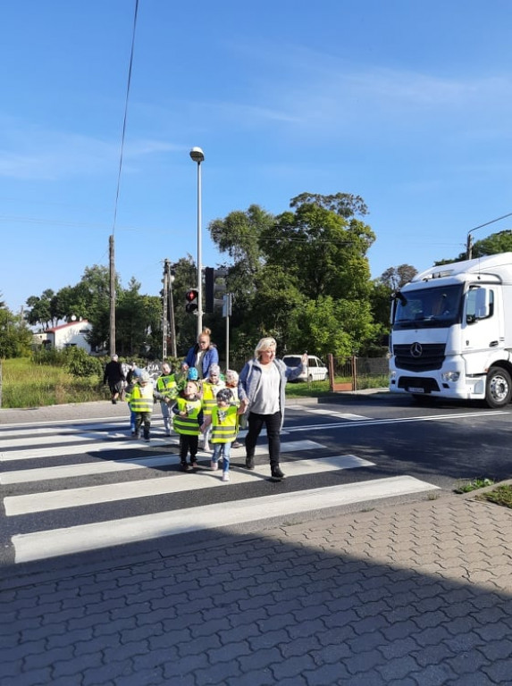 Strzeleńskie przedszkolaki uczą się bezpiecznego poruszania po drodze