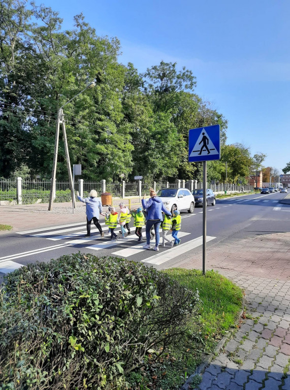 Strzeleńskie przedszkolaki uczą się bezpiecznego poruszania po drodze