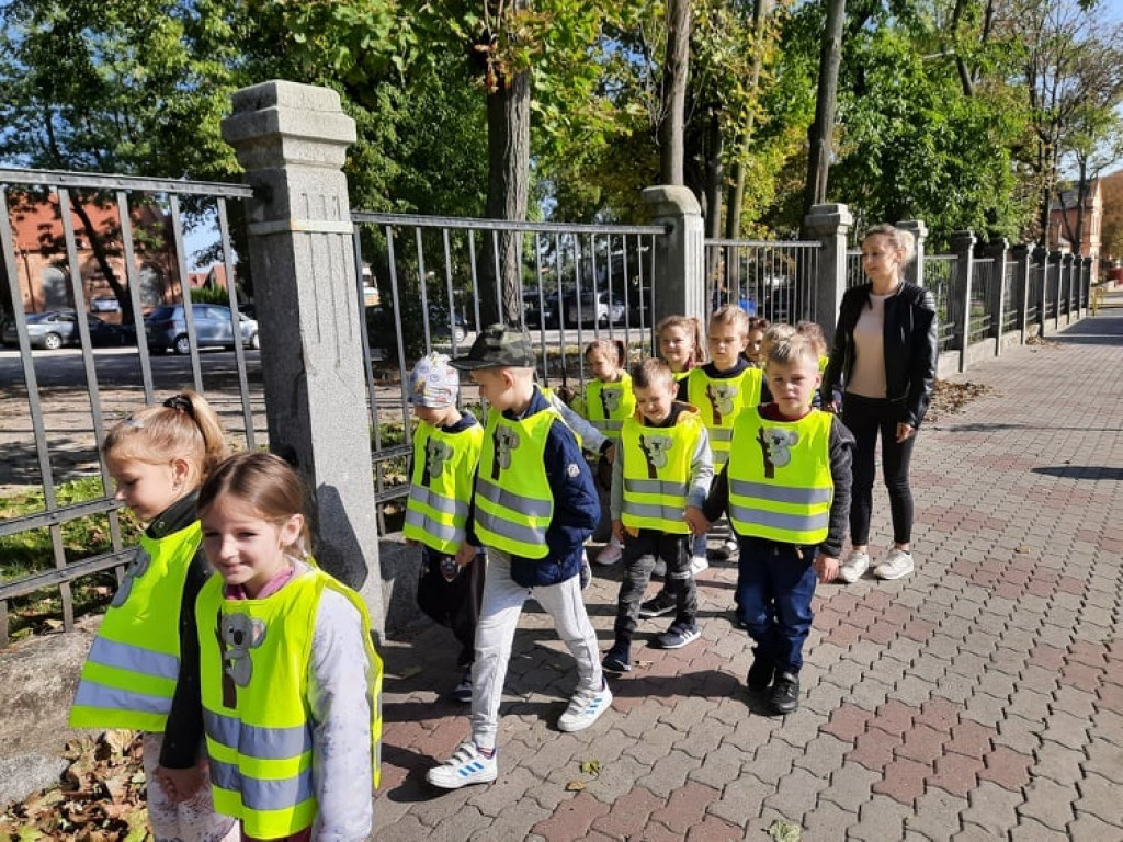 Strzeleńskie przedszkolaki uczą się bezpiecznego poruszania po drodze