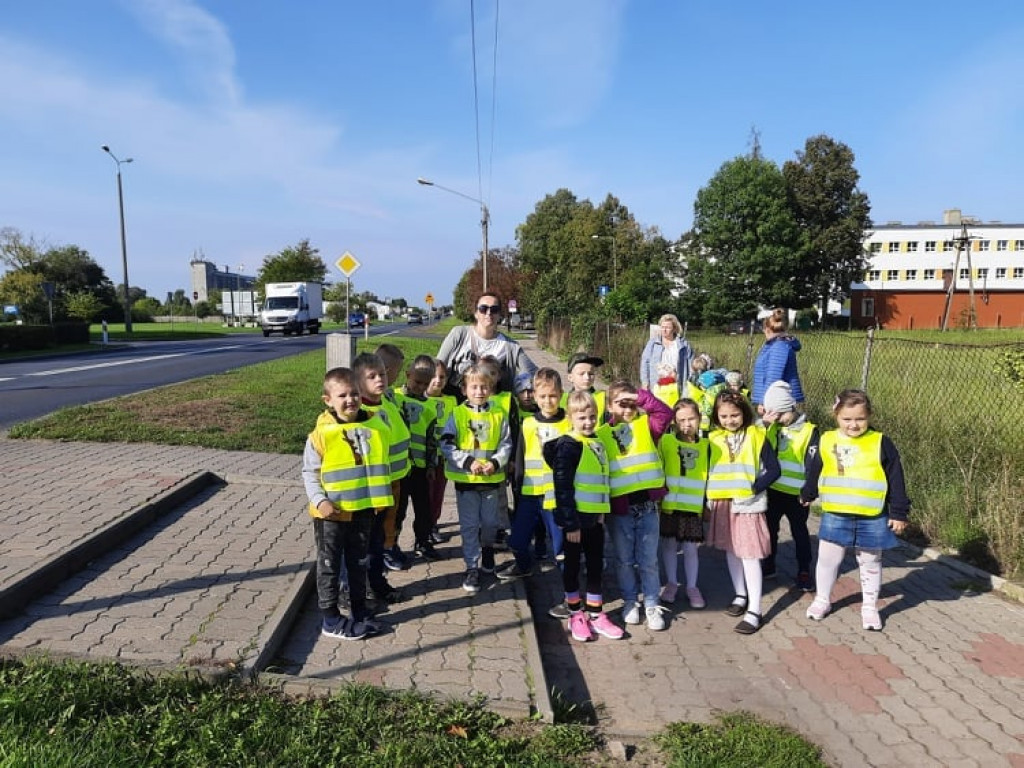 Strzeleńskie przedszkolaki uczą się bezpiecznego poruszania po drodze