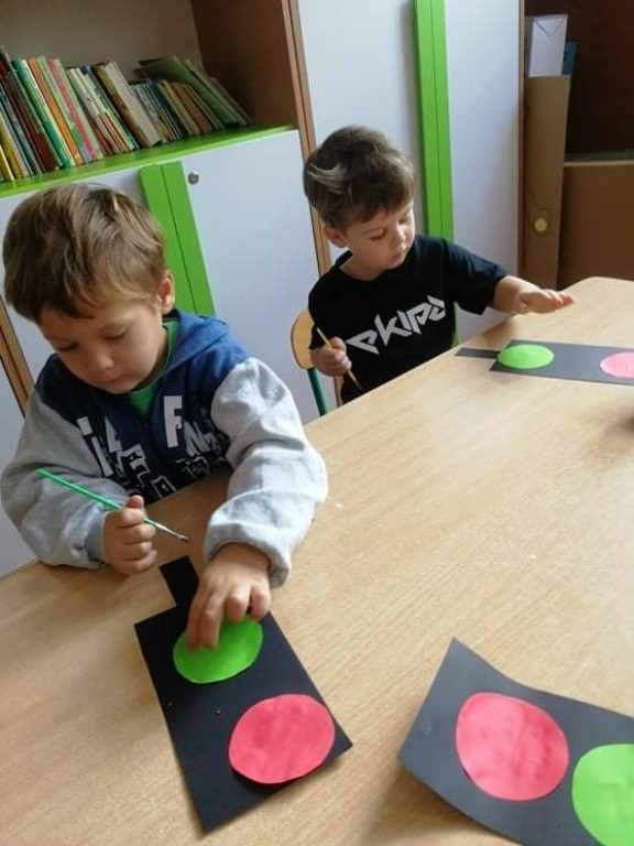 Strzeleńskie przedszkolaki uczą się bezpiecznego poruszania po drodze