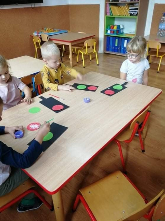 Strzeleńskie przedszkolaki uczą się bezpiecznego poruszania po drodze