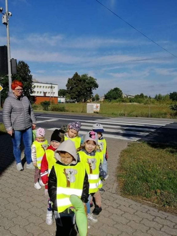 Strzeleńskie przedszkolaki uczą się bezpiecznego poruszania po drodze