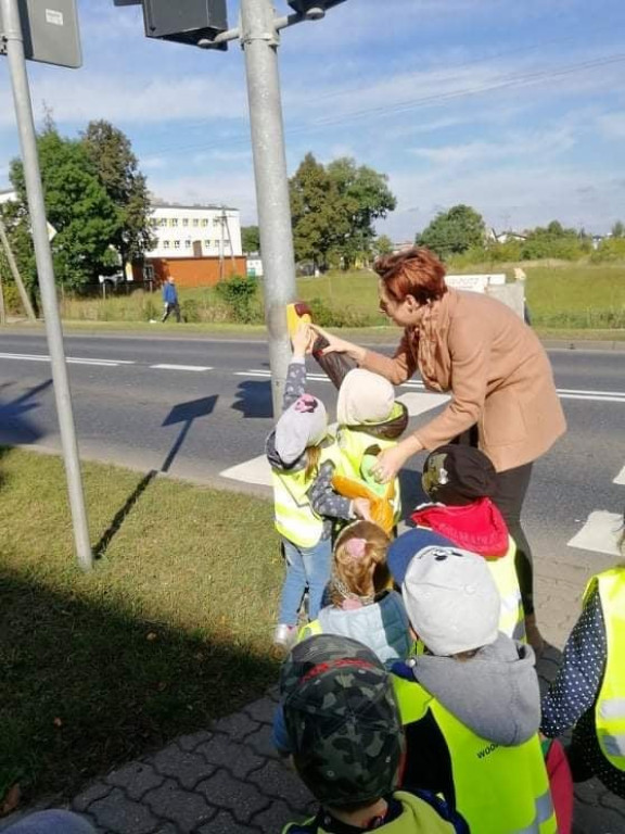 Strzeleńskie przedszkolaki uczą się bezpiecznego poruszania po drodze