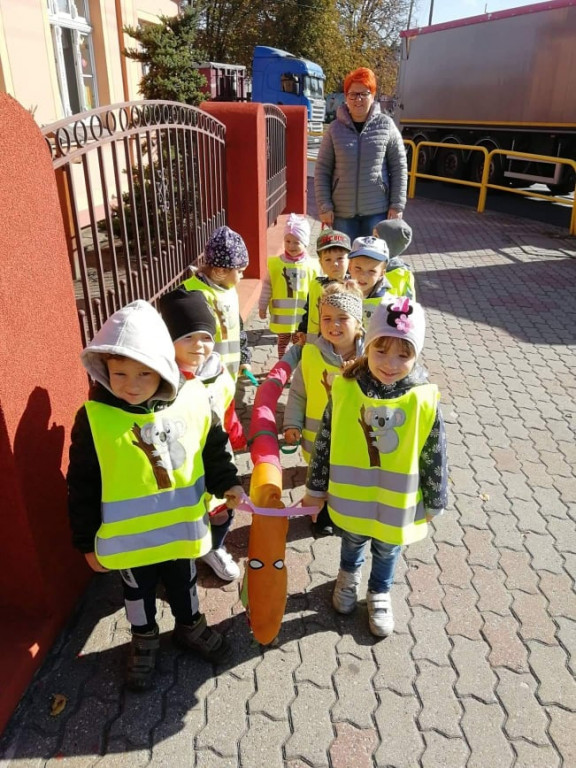 Strzeleńskie przedszkolaki uczą się bezpiecznego poruszania po drodze