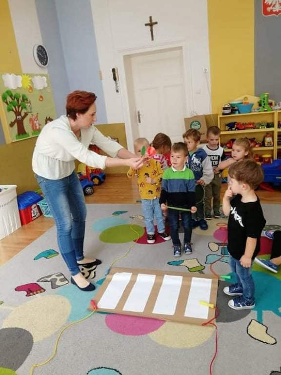 Strzeleńskie przedszkolaki uczą się bezpiecznego poruszania po drodze