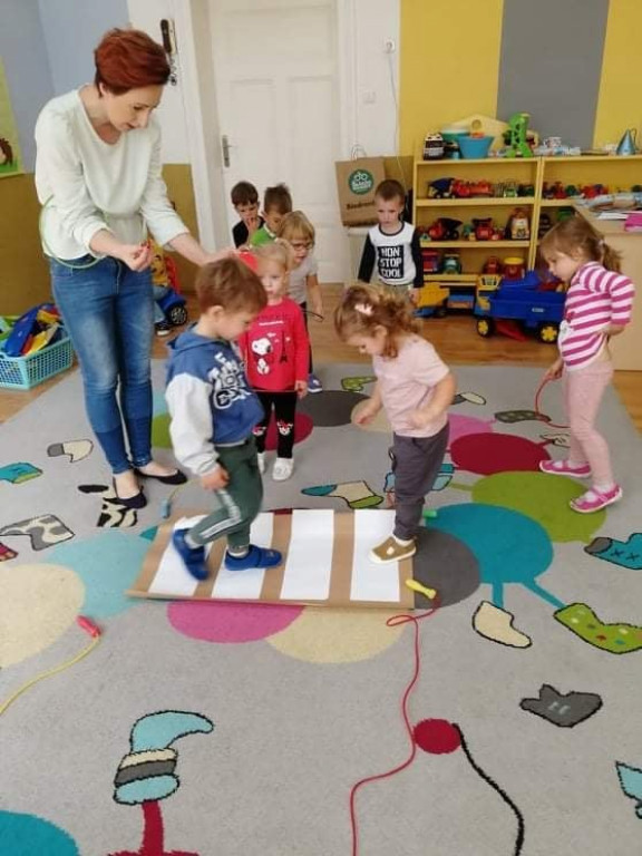 Strzeleńskie przedszkolaki uczą się bezpiecznego poruszania po drodze