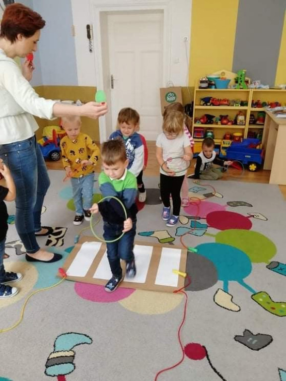 Strzeleńskie przedszkolaki uczą się bezpiecznego poruszania po drodze