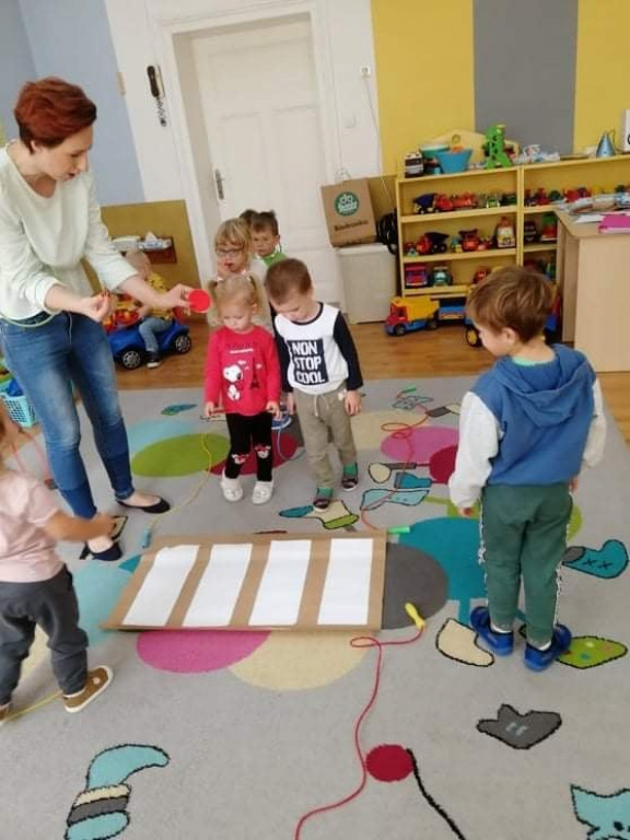 Strzeleńskie przedszkolaki uczą się bezpiecznego poruszania po drodze