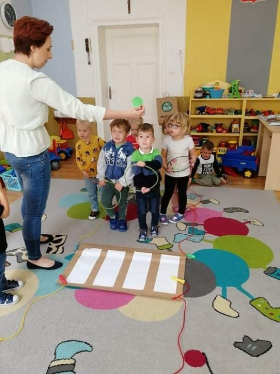 Strzeleńskie przedszkolaki uczą się bezpiecznego poruszania po drodze