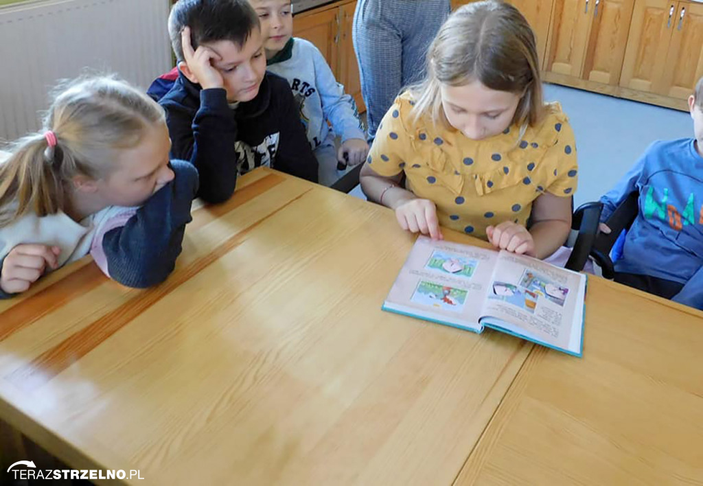 Dzień Głośnego Czytania w Miejskiej Bibliotece w Strzelnie