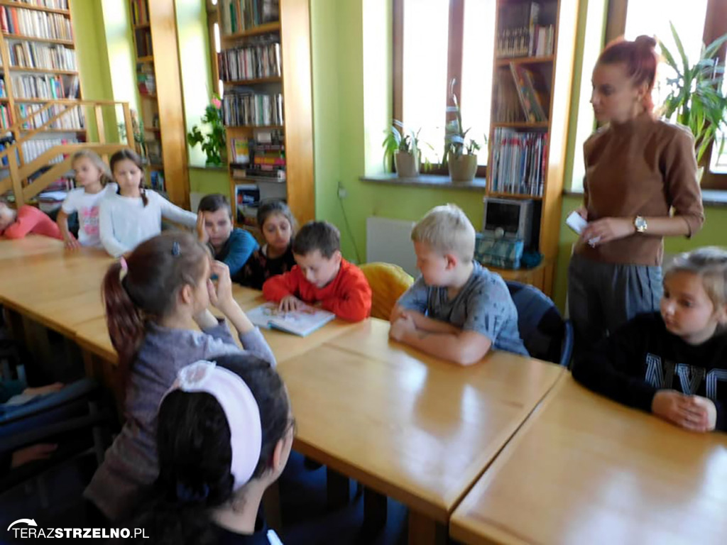 Dzień Głośnego Czytania w Miejskiej Bibliotece w Strzelnie