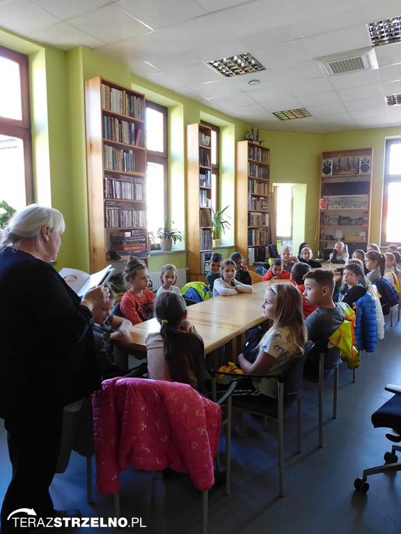 Dzień Głośnego Czytania w Miejskiej Bibliotece w Strzelnie