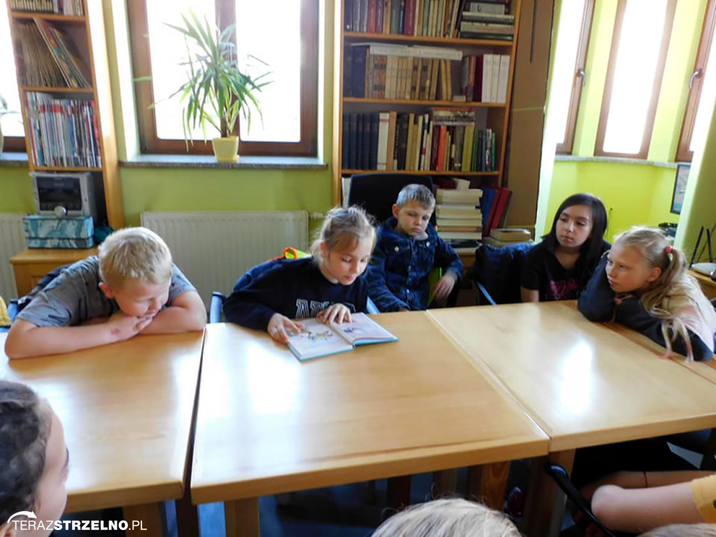 Dzień Głośnego Czytania w Miejskiej Bibliotece w Strzelnie