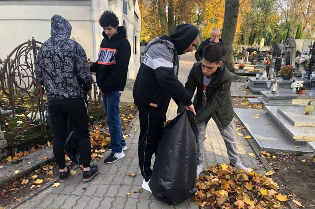 Strzelno - MOW  aktywnie bierze udział w sprzątaniu cmentarza