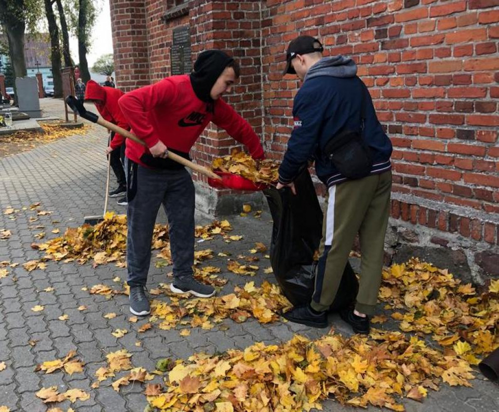 Strzelno - MOW  aktywnie bierze udział w sprzątaniu cmentarza