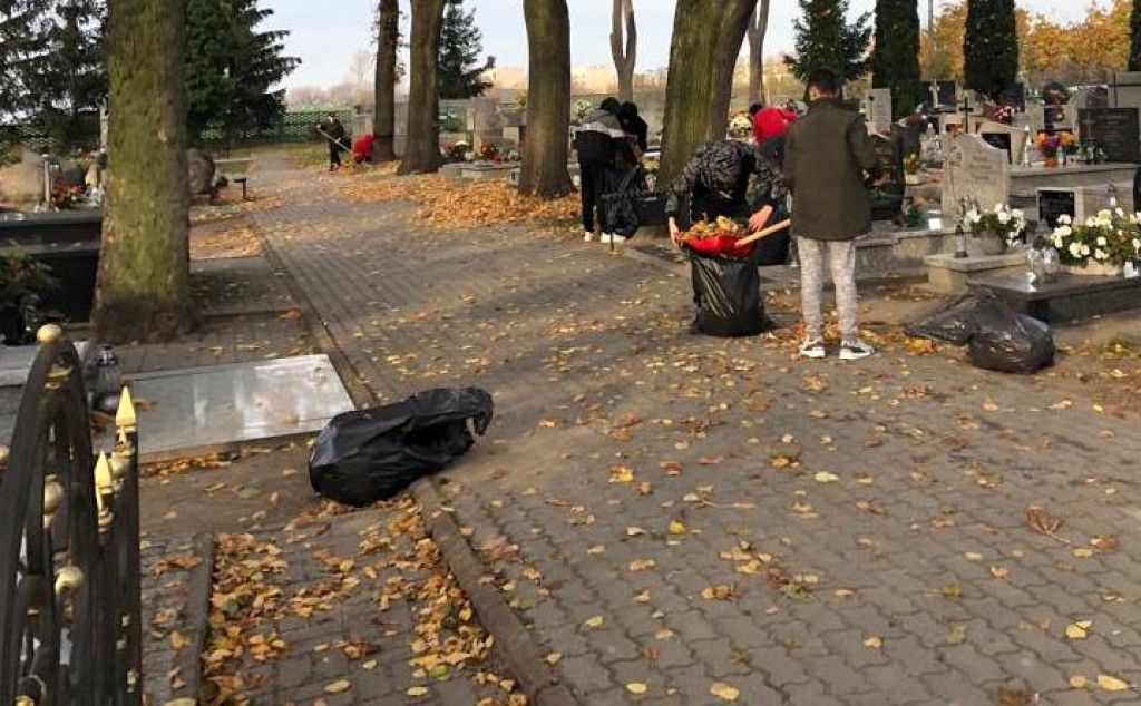 Strzelno - MOW  aktywnie bierze udział w sprzątaniu cmentarza