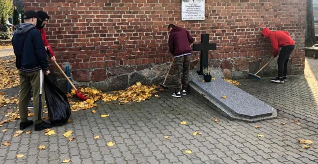 Strzelno - MOW  aktywnie bierze udział w sprzątaniu cmentarza
