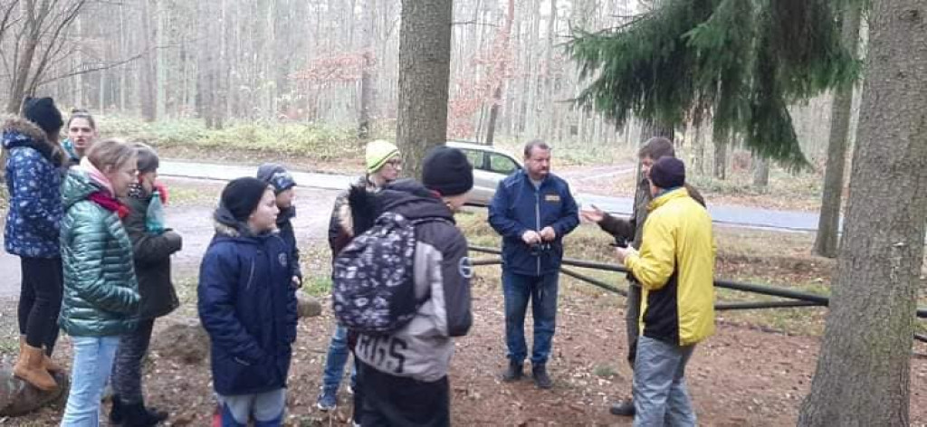 Strzeleńscy harcerze z PTTK i Nadleśnictwem Miradz zawieszali skrzynki lęgowe