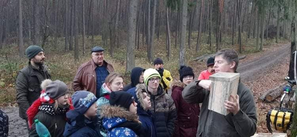 Strzeleńscy harcerze z PTTK i Nadleśnictwem Miradz zawieszali skrzynki lęgowe