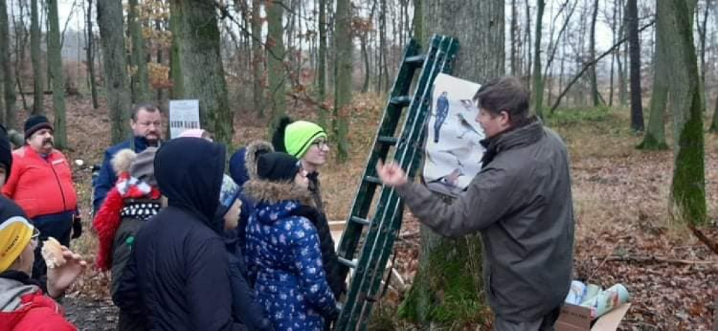 Strzeleńscy harcerze z PTTK i Nadleśnictwem Miradz zawieszali skrzynki lęgowe