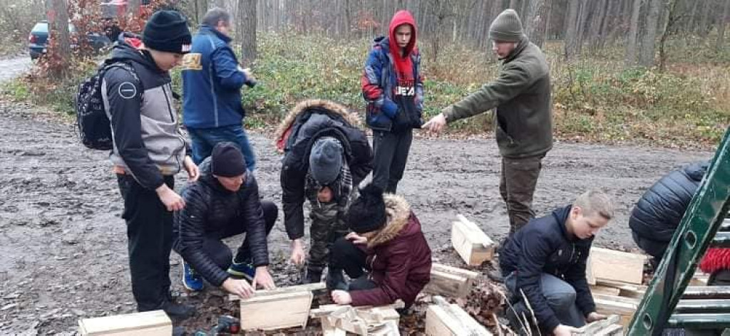 Strzeleńscy harcerze z PTTK i Nadleśnictwem Miradz zawieszali skrzynki lęgowe