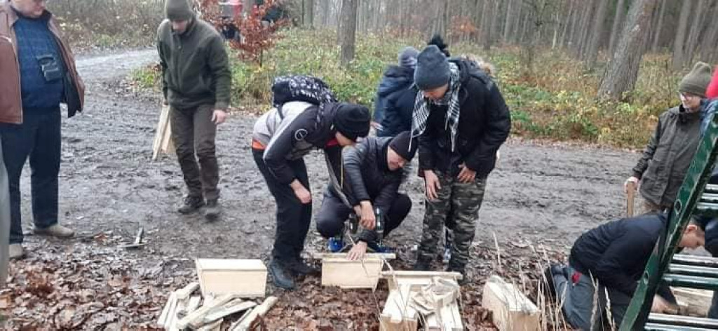 Strzeleńscy harcerze z PTTK i Nadleśnictwem Miradz zawieszali skrzynki lęgowe