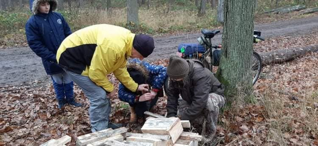Strzeleńscy harcerze z PTTK i Nadleśnictwem Miradz zawieszali skrzynki lęgowe