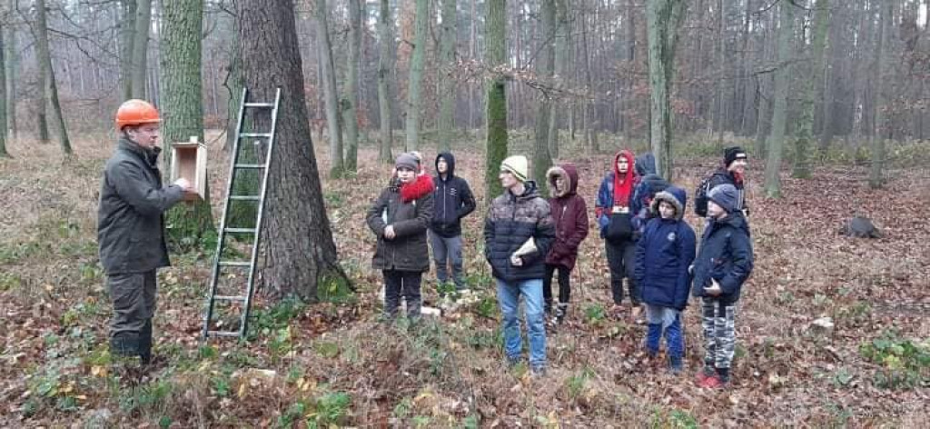 Strzeleńscy harcerze z PTTK i Nadleśnictwem Miradz zawieszali skrzynki lęgowe