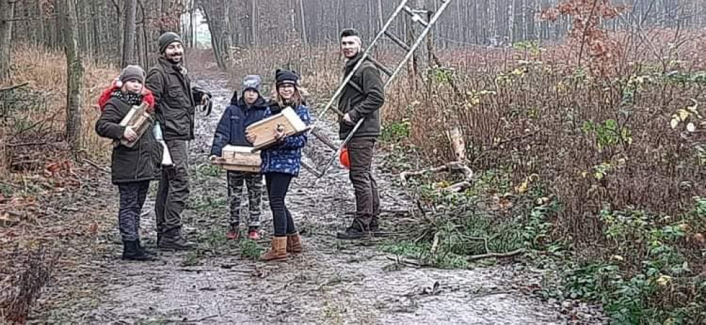 Strzeleńscy harcerze z PTTK i Nadleśnictwem Miradz zawieszali skrzynki lęgowe