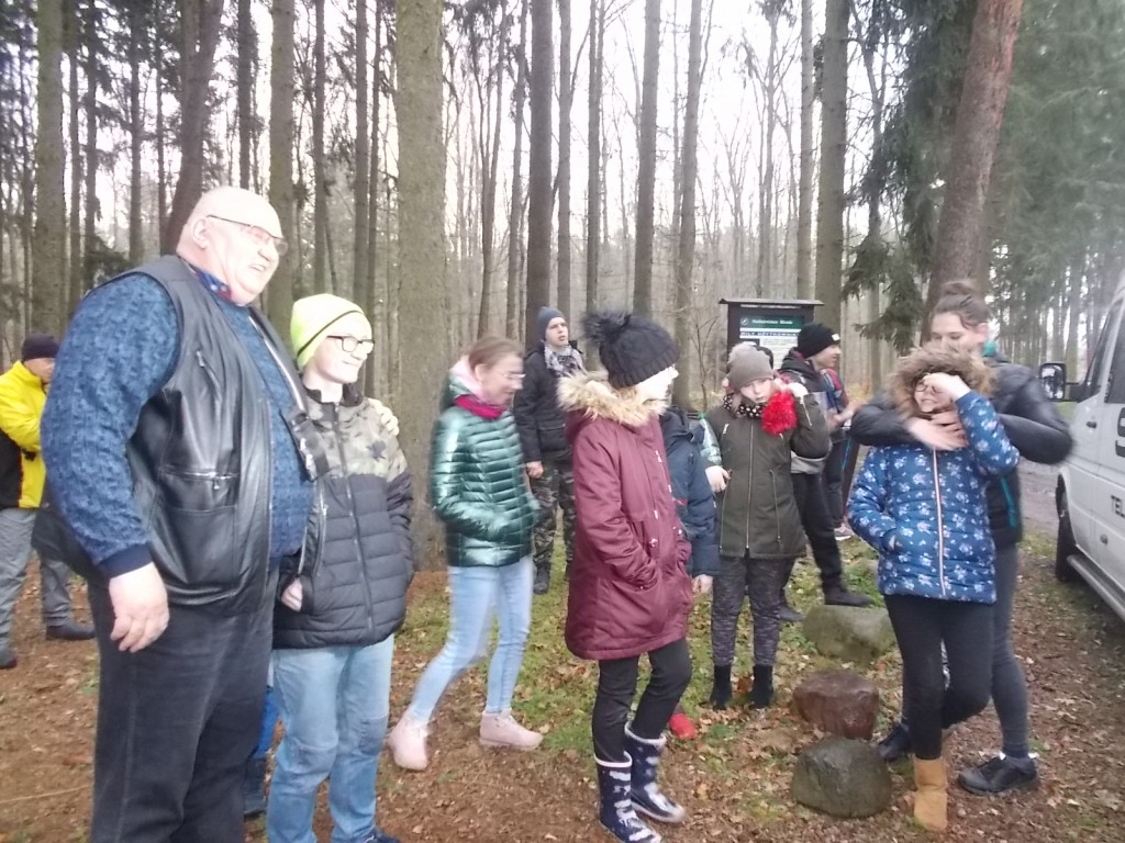 Strzeleńscy harcerze z PTTK i Nadleśnictwem Miradz zawieszali skrzynki lęgowe
