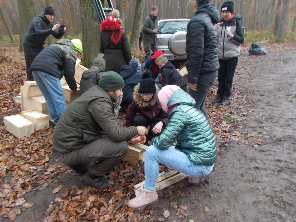 Strzeleńscy harcerze z PTTK i Nadleśnictwem Miradz zawieszali skrzynki lęgowe
