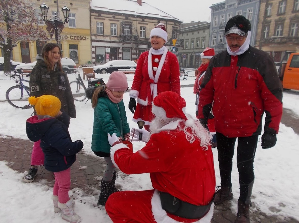 Mikołaje grasowali na strzeleńskich ulicach