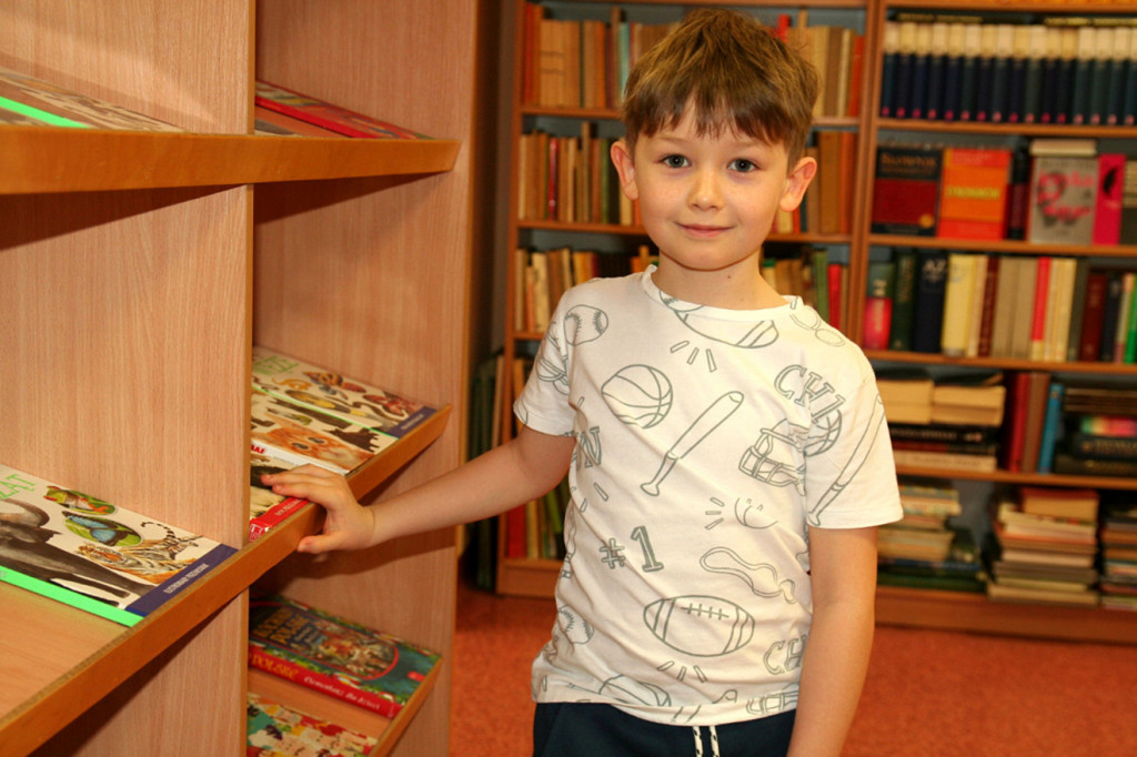 Przygoda pierwszaków z książką w strzeleńskiej bibliotece