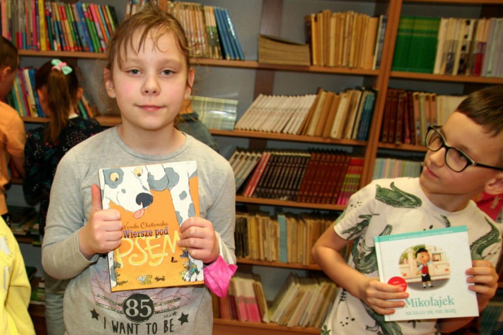 Przygoda pierwszaków z książką w strzeleńskiej bibliotece