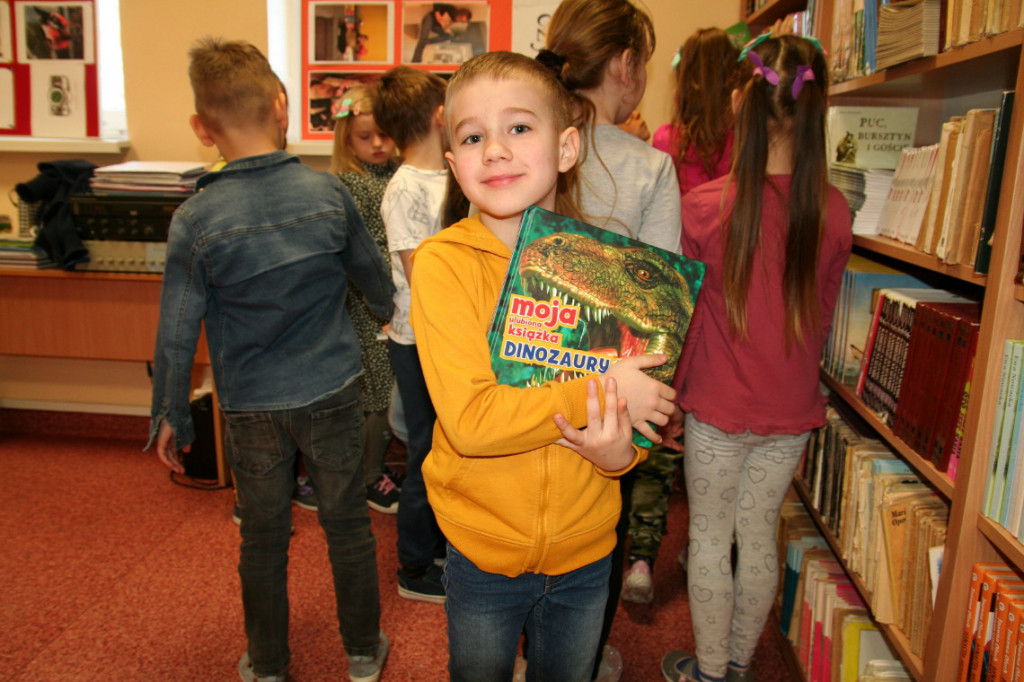 Przygoda pierwszaków z książką w strzeleńskiej bibliotece