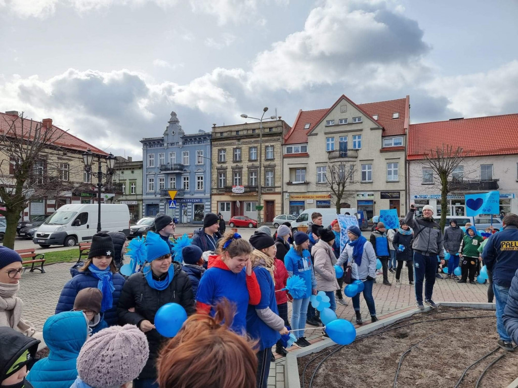 Przemarsz ulicami Strzelna z okazji Światowego Dnia Świadomości Autyzmu