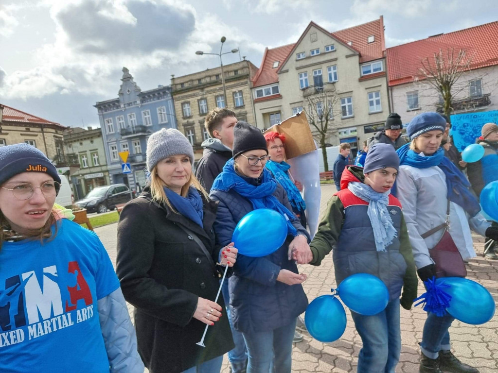 Przemarsz ulicami Strzelna z okazji Światowego Dnia Świadomości Autyzmu