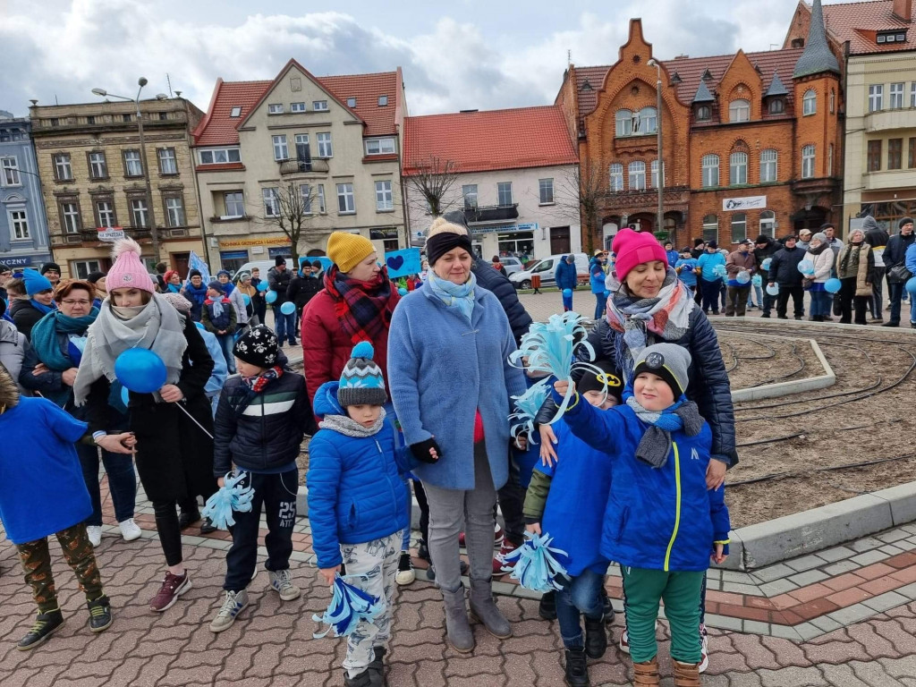 Przemarsz ulicami Strzelna z okazji Światowego Dnia Świadomości Autyzmu